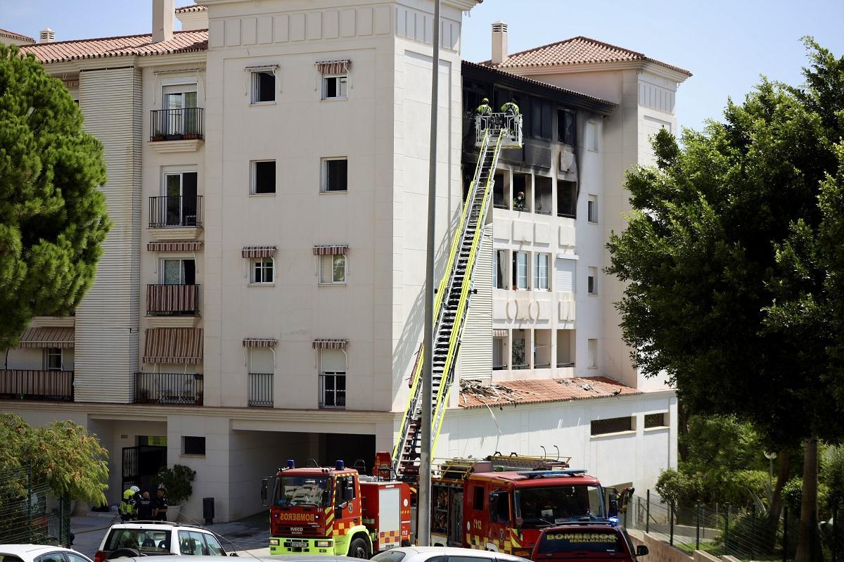 Bomberos quitan escombros de la vivienda incendiada en Benalmádena.
