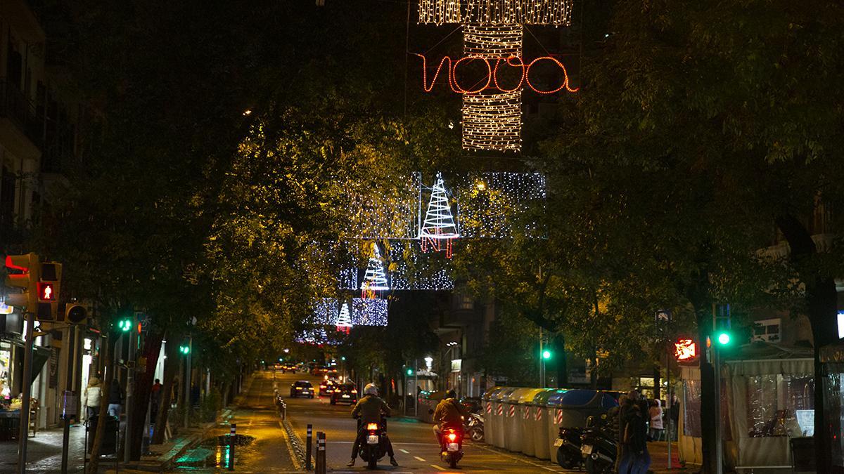 Barrios como Gracia también iluminan sus calles, como la Travessera de Gracia