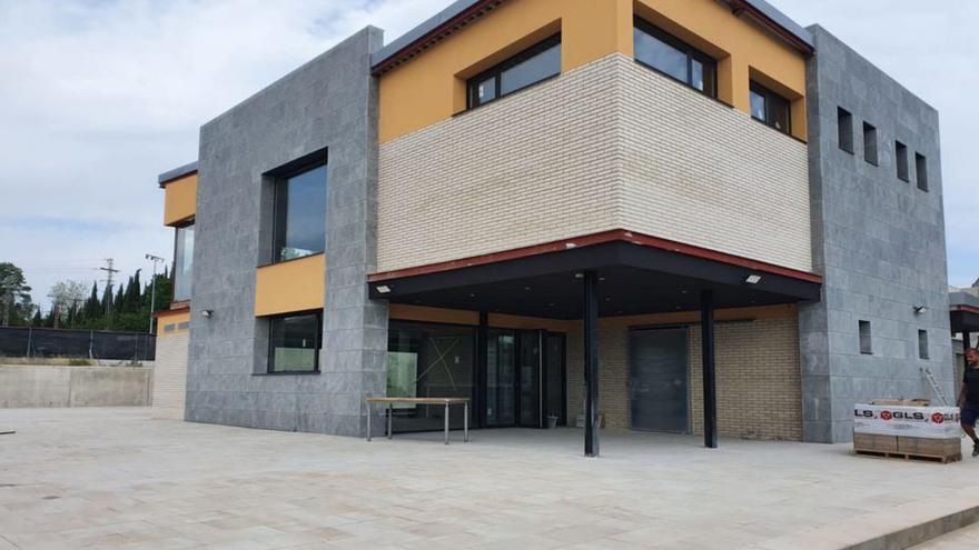 Vilanova del Camí ja té aixecat el nou edifici que acollirà el bar de la piscina