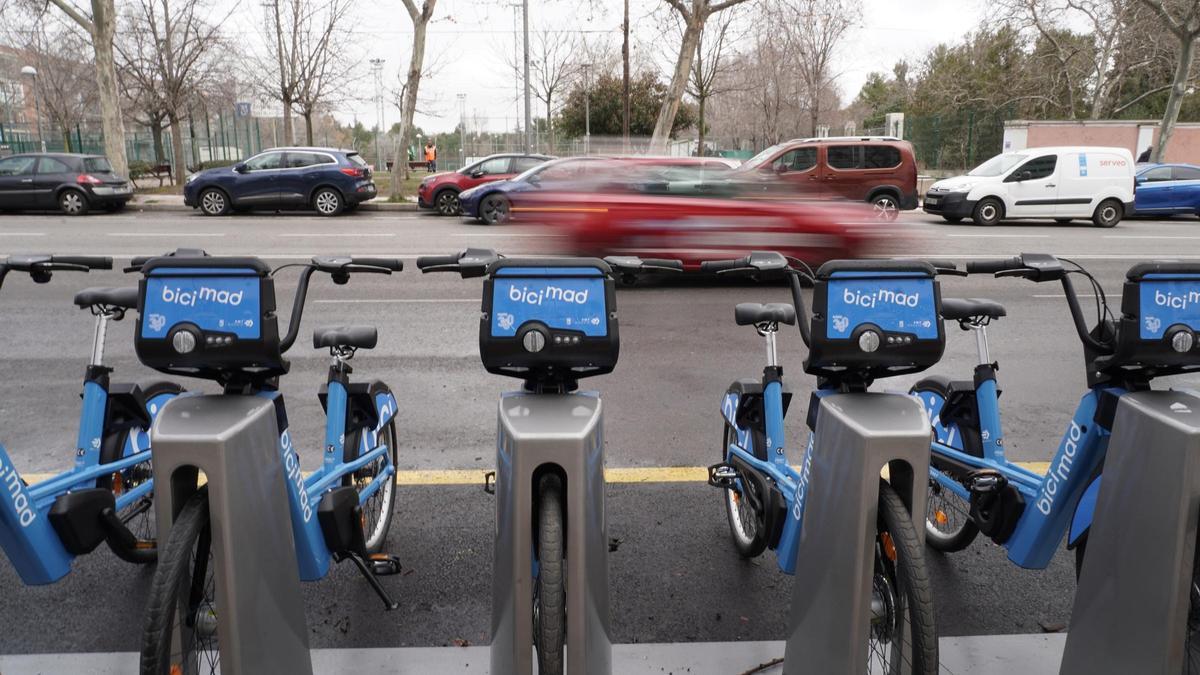 Bicicletas en una estación de Bicimad en una imagen de archivo.