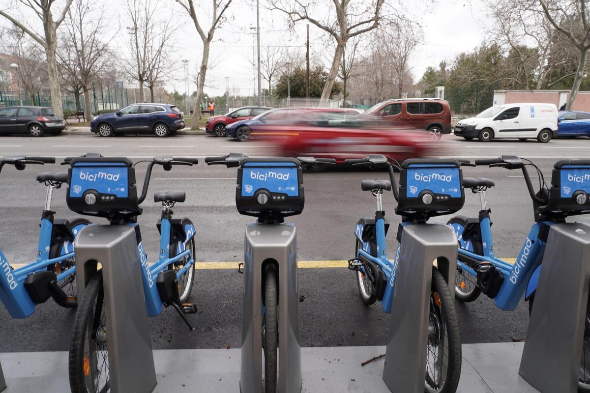 Bicicletas en una estación de Bicimad en una imagen de archivo.