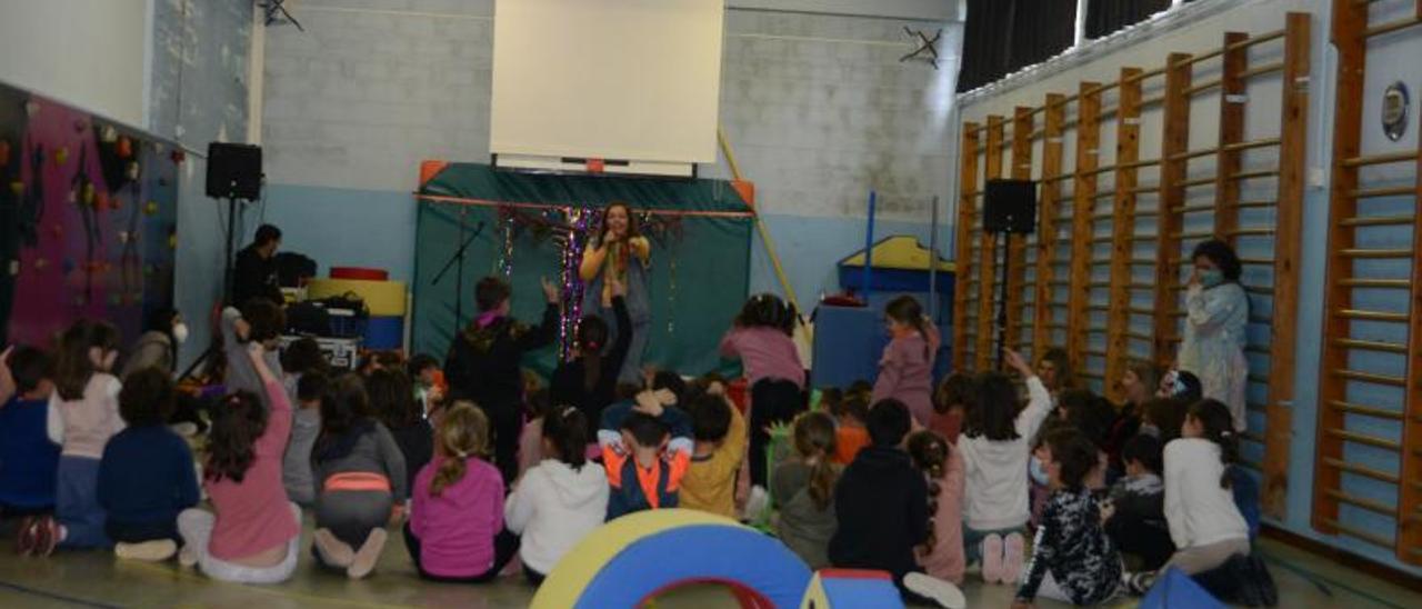 Actuación de María Faltri, ayer, en el CEIP Tirán.   | GONZALO NÚÑEZ