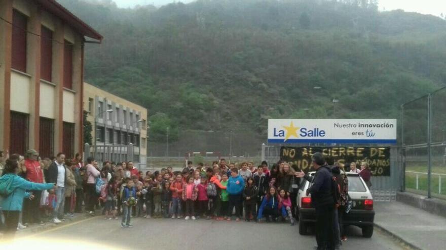 Los padres de Ujo, en la protesta.