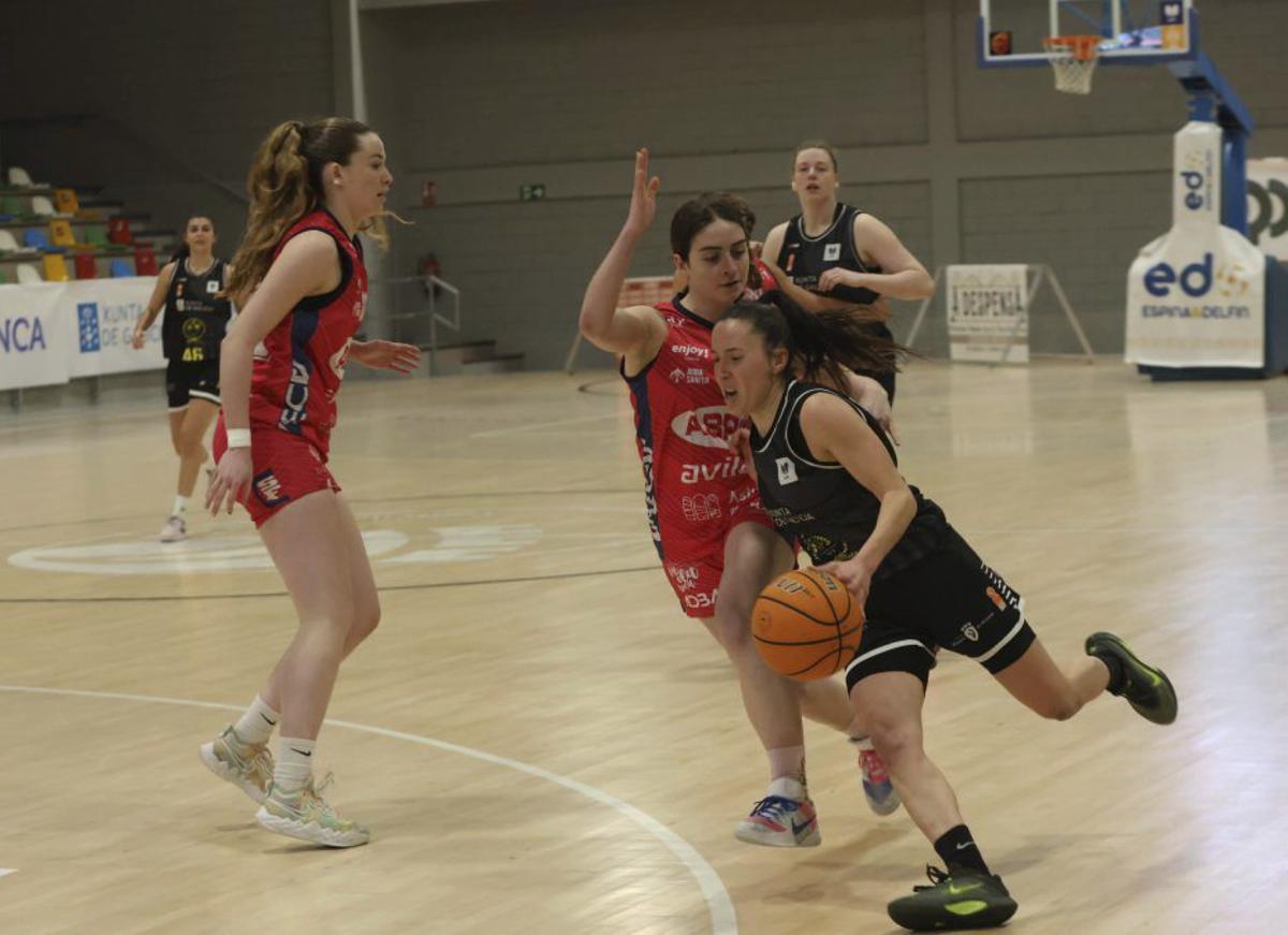 Blanca Manivesa tratando de superar la defensa asturiana. | NOÉ PARGA