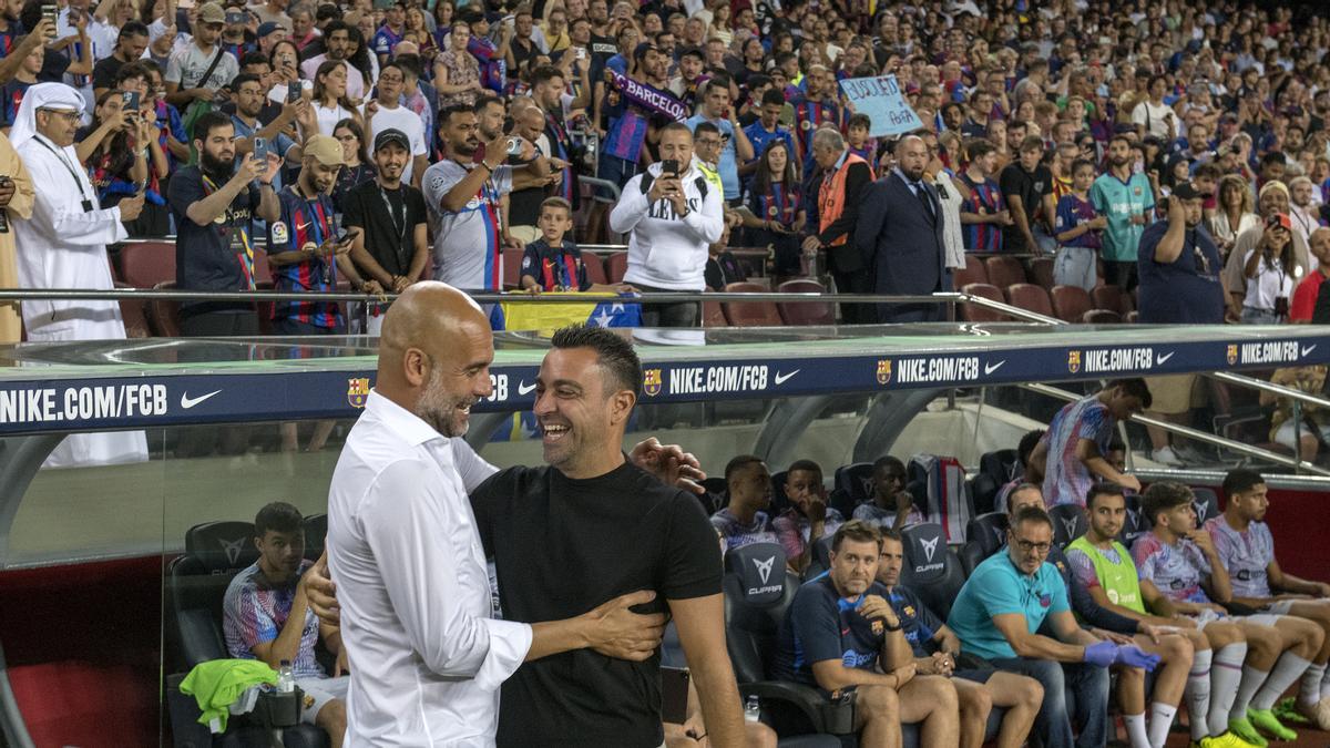 Pep Guardiola y Xavi se saludan antes de inicarse el partido entre el Barça y el Manchester United en favor de la lucha contra la ELA.