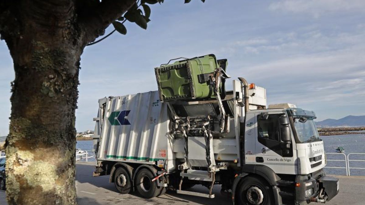 Un camión de recogida de basuras en Vigo