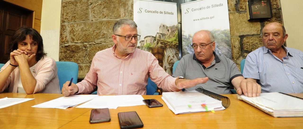 Manuel Cuiña Fernández compareció ayer en la sala de juntas municipal arropado por los concejales Paula Fernández Pena, Jesús Taboada Lázara y Antonio Ferro Losada.