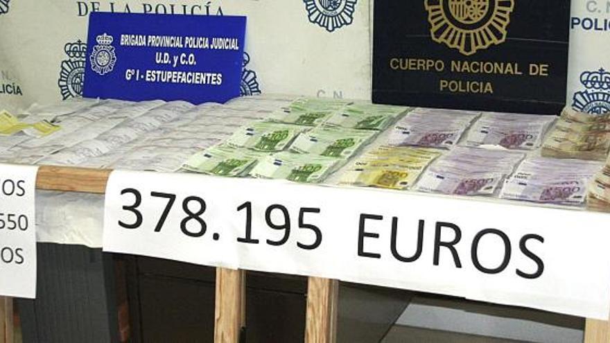 Parte del dinero en efectivo que la Policía ha intervenido en la operación "Puente" en la que han sido detenidas nueve personas, la mayoría de nacionalidad colombiana, que integraban un grupo organizado, que blanqueó más de 760.000 euros procedentes del narcotráfico a través de bares, pubs y restaurantes ubicados en la provincia de Murcia.