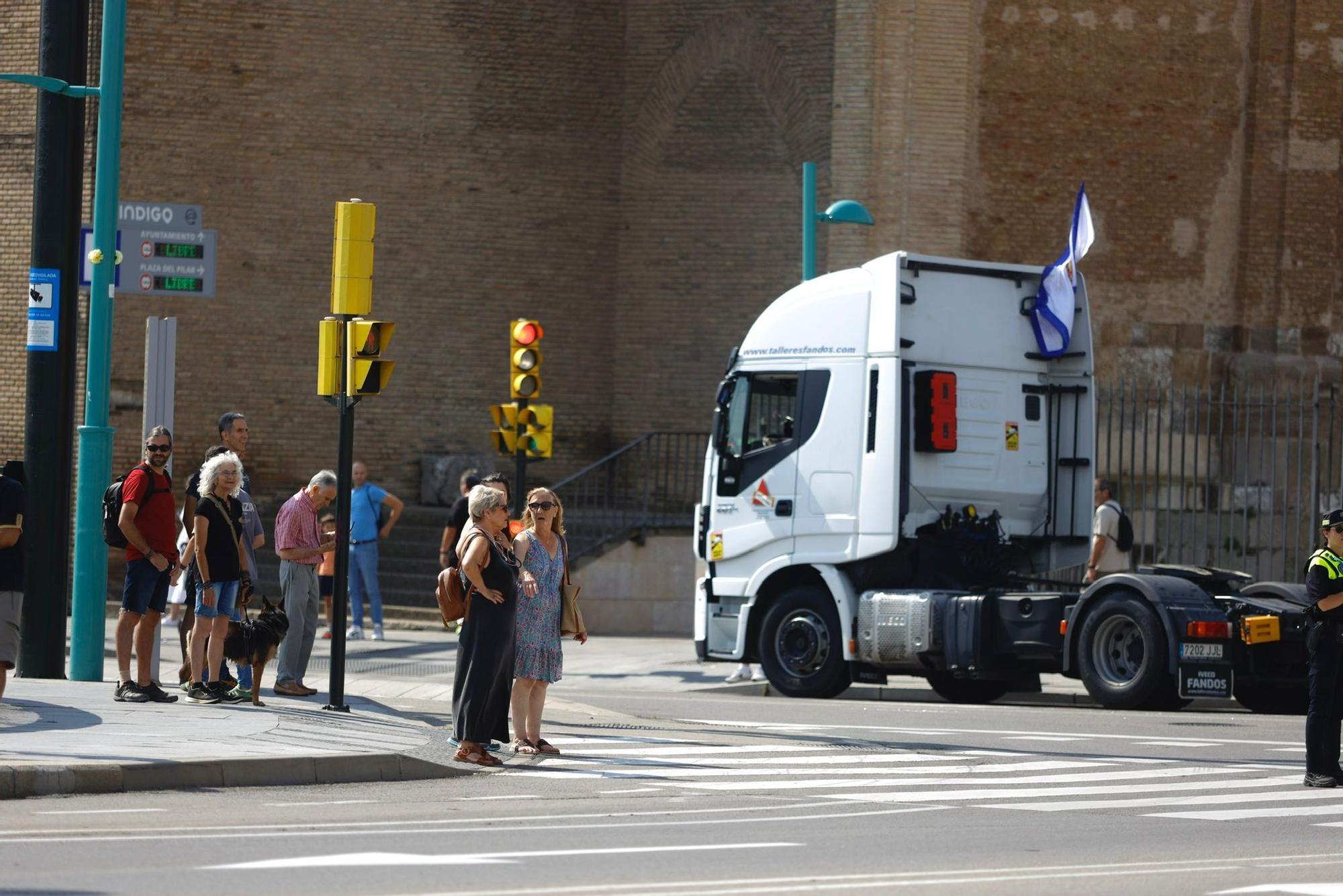 En imágenes | Una treintena de camiones honran en Zaragoza a San Cristóbal, el patrón de los conductores