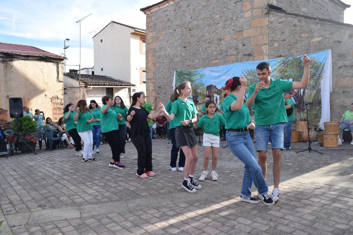 La actuación de Aulas de Aliste en Trabazos pone el broche perfecto a un curso de aniversario