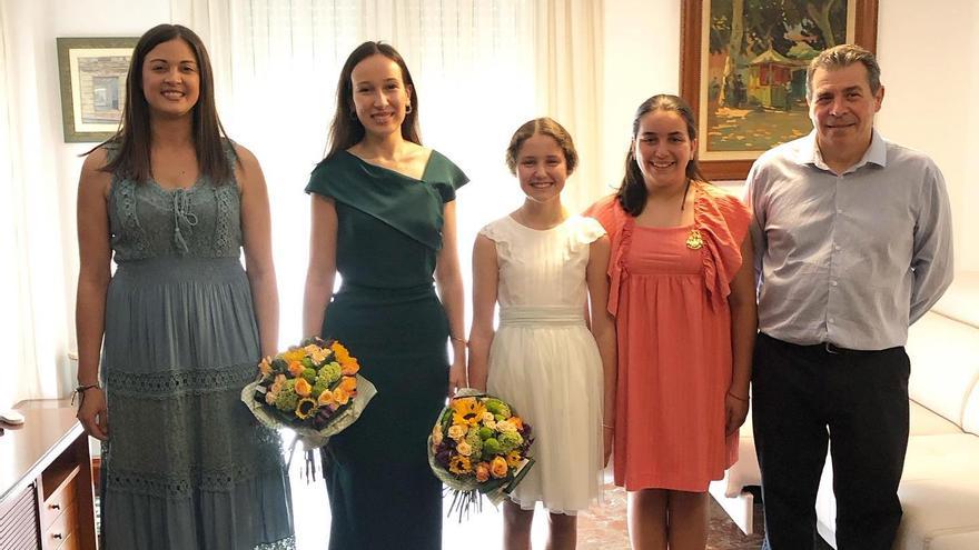 Marta y Ada, Falleras Mayores de Xàtiva de 2026, junto a la Fallera infantil de 2025, la regidora y el presidente de la JLF.