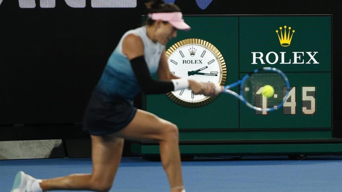 Garbiñe Muguruza, jugando en Melbourne bien entrada la madrugada, como refleja el reloj de la pista Margaret Court.