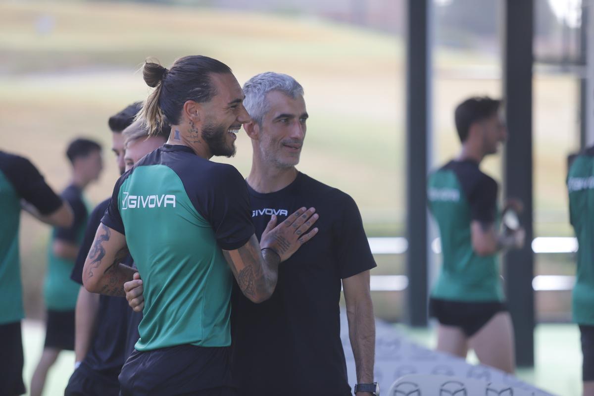 Gudelj y Bretones, durante el entrenamiento del Córdoba CF en el Arruzafa Golf, hace unos días.