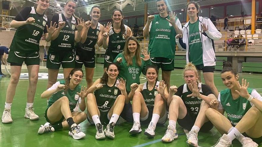 Las jugadoras del Anagan celebran una victoria.