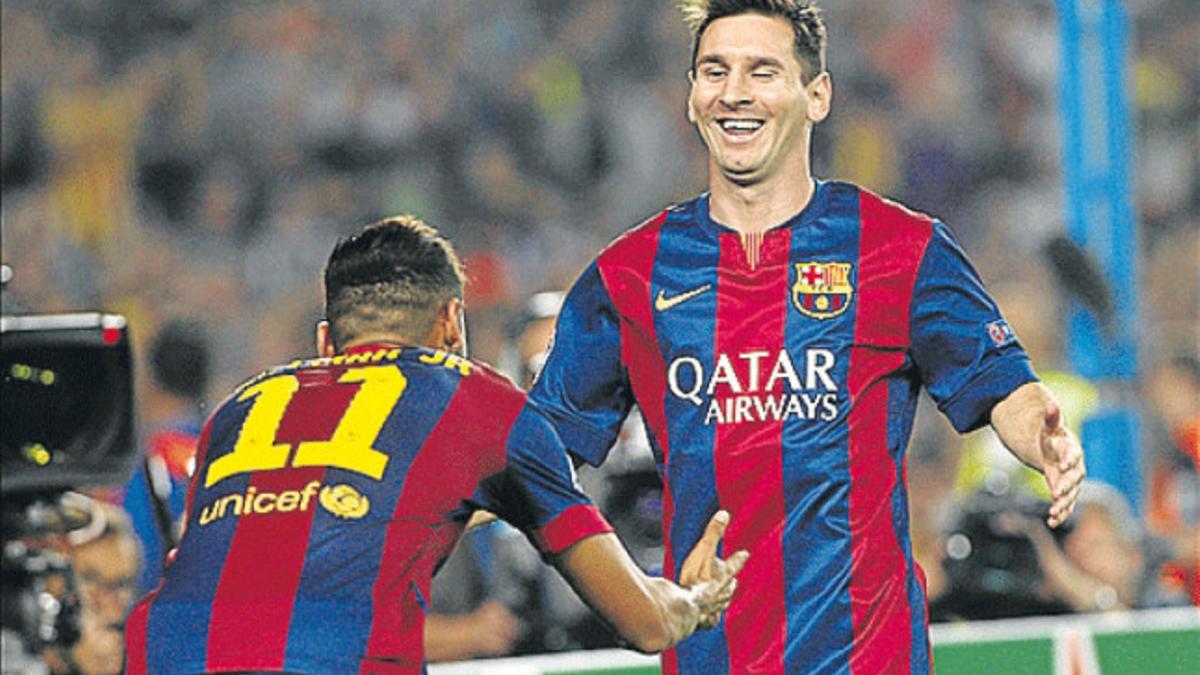 Messi y Neymar celebran uno de los goles del Barça al Ajax