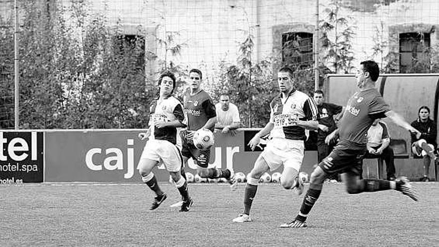 El azulgrana Rubén toca el balón ante el local Borja Prieto, con Borja Argüelles y Borja Fernández a la expectativa.