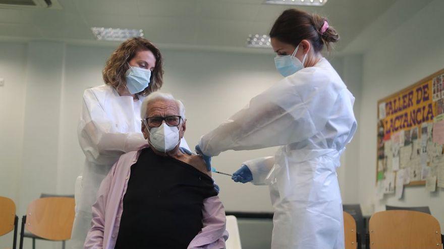 Empieza la vacunación de mayores dependientes en los centros de día de Valencia