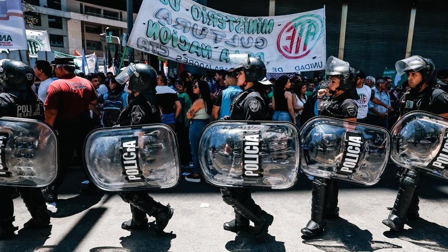 Miles de personas rechazan en las calles el plan de choque del ultraderechista Javier Milei