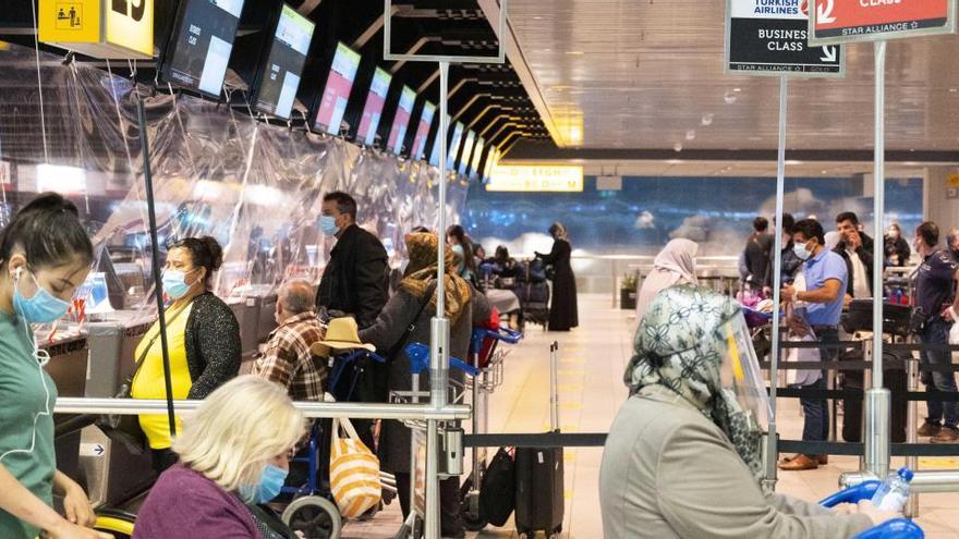 Viajeros en el aeropuerto de Ámsterdam.