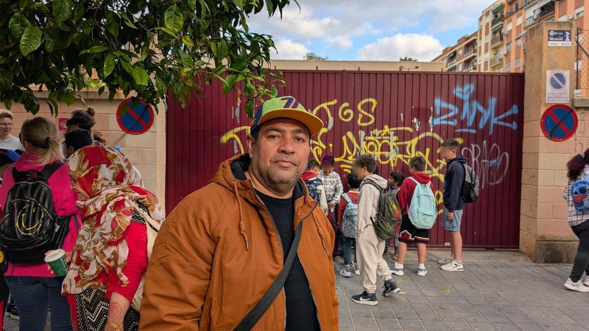 Jolmar Ramírez en la puerta del centro escolar donde ha dejado a su hijo.
