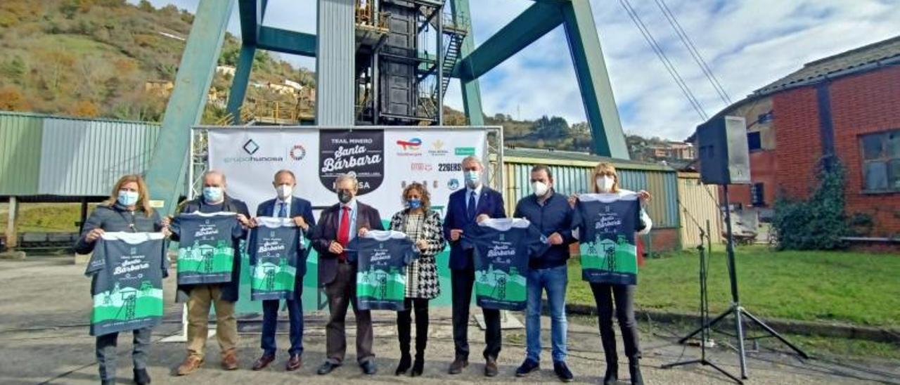 Por la izquierda, Carmen Arbesú, alcaldesa de Langreo; José Ángel Álvarez, alcalde de San Martín del Rey Aurelio; Javier Sáenz de Jubera, presidente de Total Energies; Gregorio Rabanal, presidente de Hunosa; Beatriz Álvarez Mesa, directora general de Deportes; Silvino Urizar, subdirector general de Caja Rural; Manuel Álvarez, teniente de alcalde de Mieres, y Marián Iglesias, del grupo El Arco. | D. O.