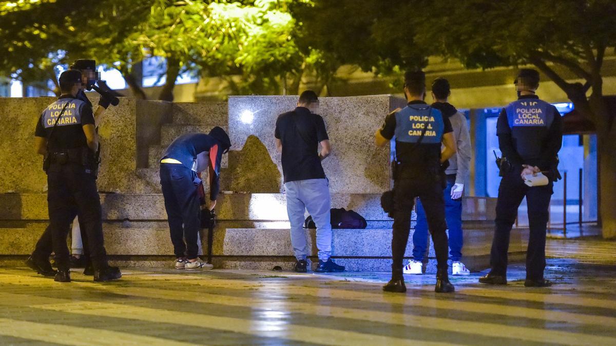 La Policía Local, durante un operativo en Las Palmas de Gran Canaria, en una imagen de archivo