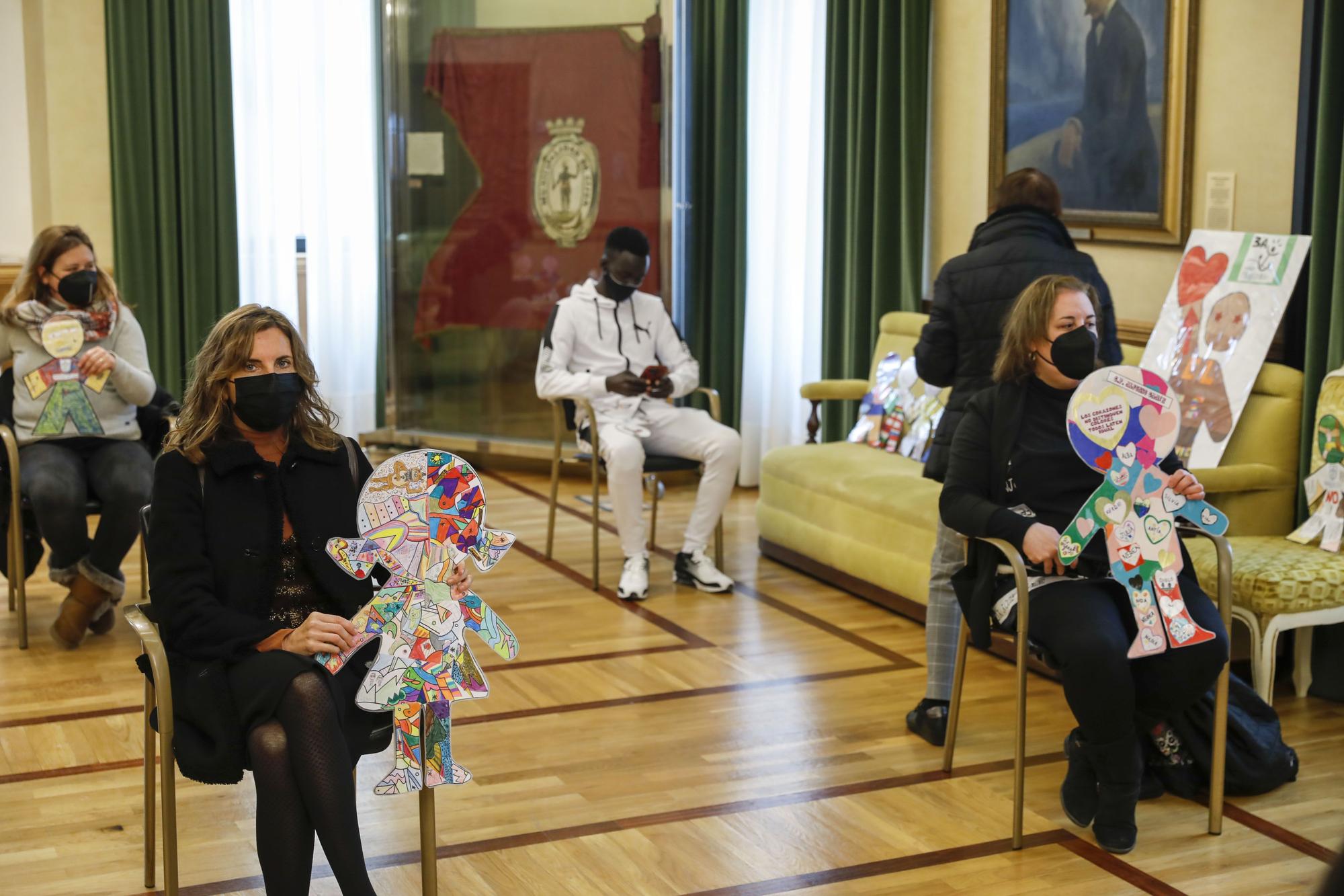 Cadena humana en Gijón en contra del racismo