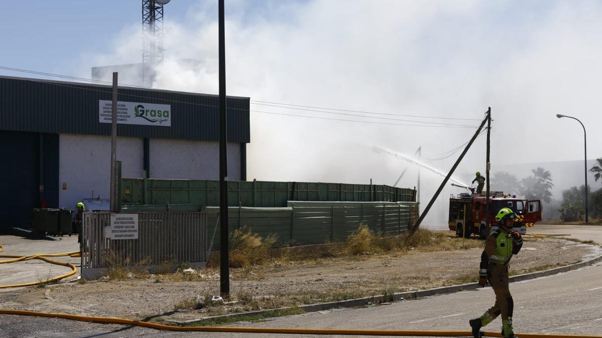 Efectivos de Bomberos tratan de sofocar el incendio en la empresa Grasa Green, en Malpica