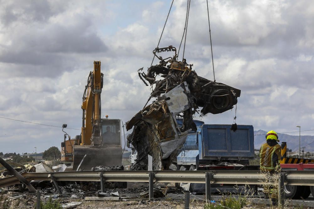 El accidente de la A-7 ha causado tres fallecidos y ha obligado a desviar el tráfico.