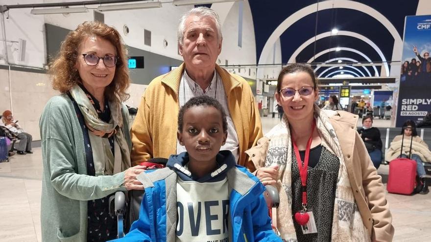 El pequeño Ibrahima vuelve a casa tras el tratamiento exitoso de su cardiopatía en el hospital Reina Sofía