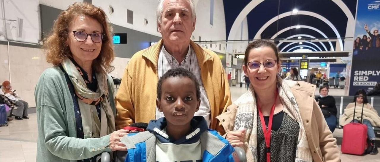 El pequeño  Ibrahima vuelve a su casa tras ser intervenido en el Hospital Reina Sofía
