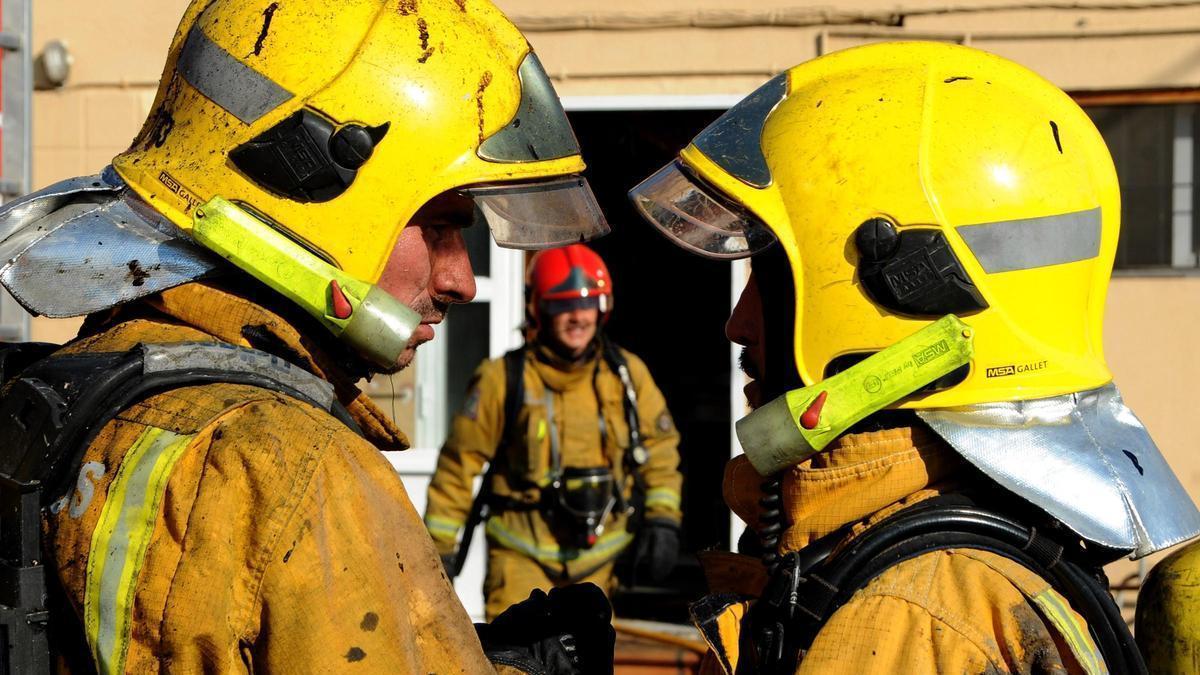 Bomberos de O Salnés en una intervención en Arousa.