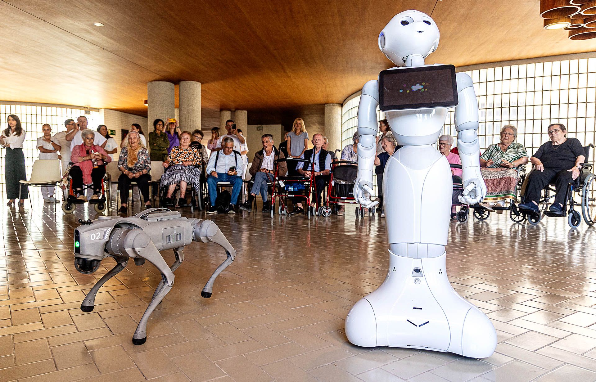 Un humanoide y un perro robot en el Hogar Provincial de Alicante