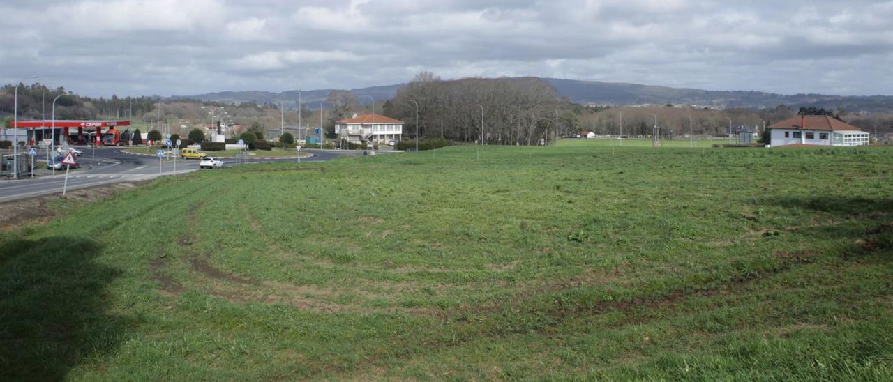 La parcela negociada discurre paralela a la carretera de Forcarei y llega hasta la N-525.