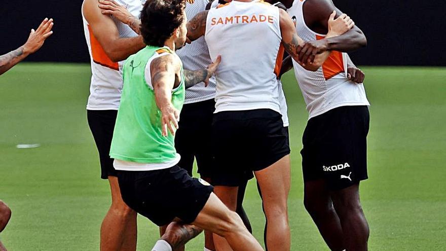 Entrenamiento del Valencia ayer en Mestalla. |  // KAI FÖSTERLING