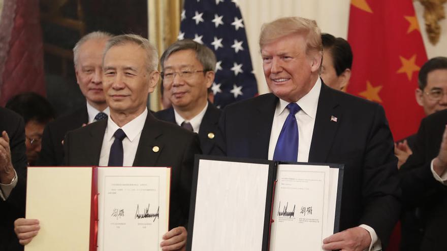 Donald Trump y Liu He muestran el acuerdo comercial en una imagen de archivo.