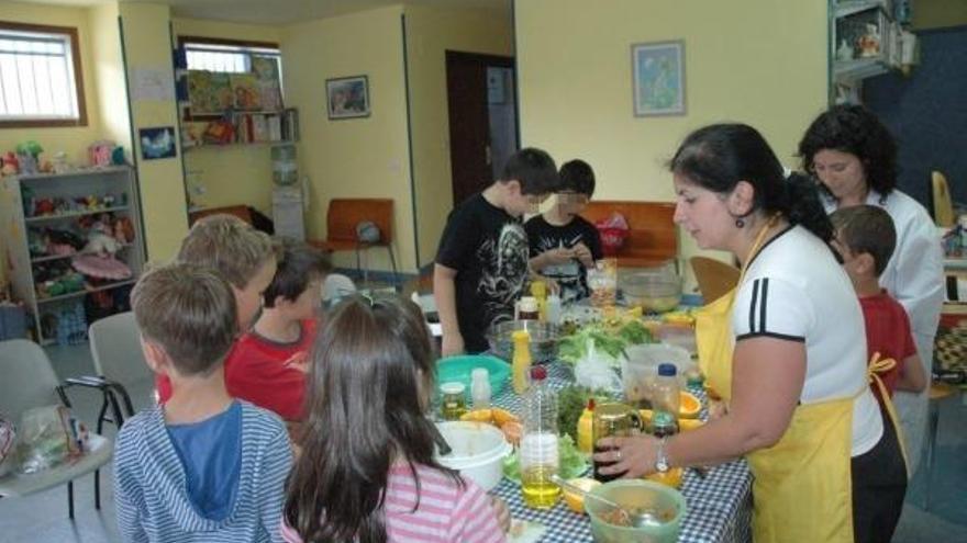 Niños participando en una actividad en la ludoteca municipal de Ponteareas. // D.P.