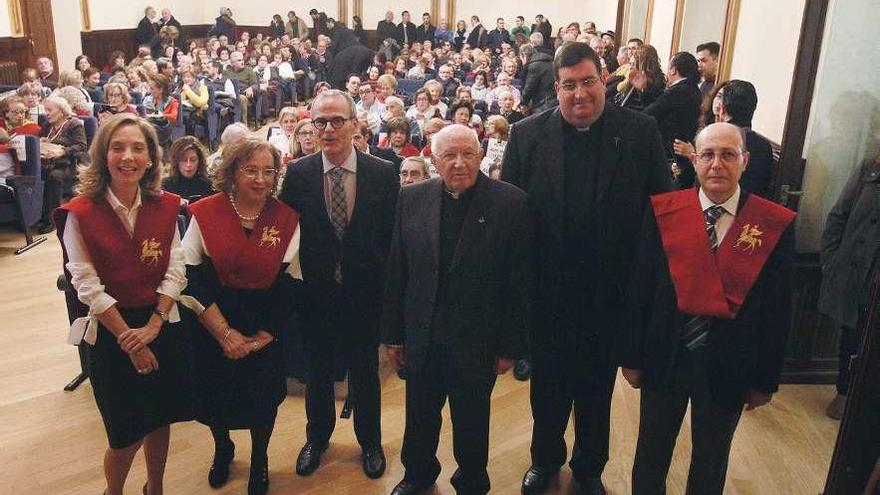 El alcalde, flanqueado por Marita Souto y Serafín Marqués, entre otros, ayer en el Liceo. // Iñaki Osorio