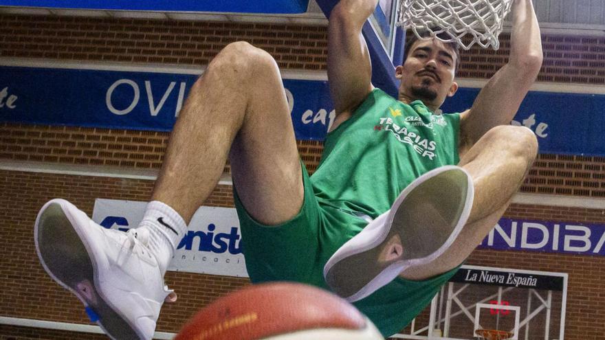 Cosialls pega con todo: el jugador del Alimerka Oviedo Baloncesto, fundamental en el buen momento del equipo en la LEB Oro