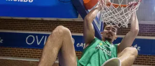 Cosialls pega con todo: el jugador del Alimerka Oviedo Baloncesto, fundamental en el buen momento del equipo en la LEB Oro