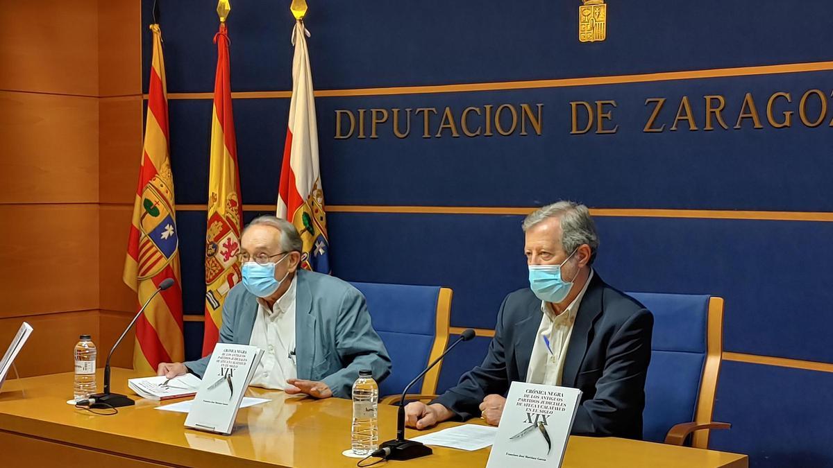 El autor, a la derecha, y a su lado Carlos Forcadell, director de la Institución Fernando el Católico, en la presentación.