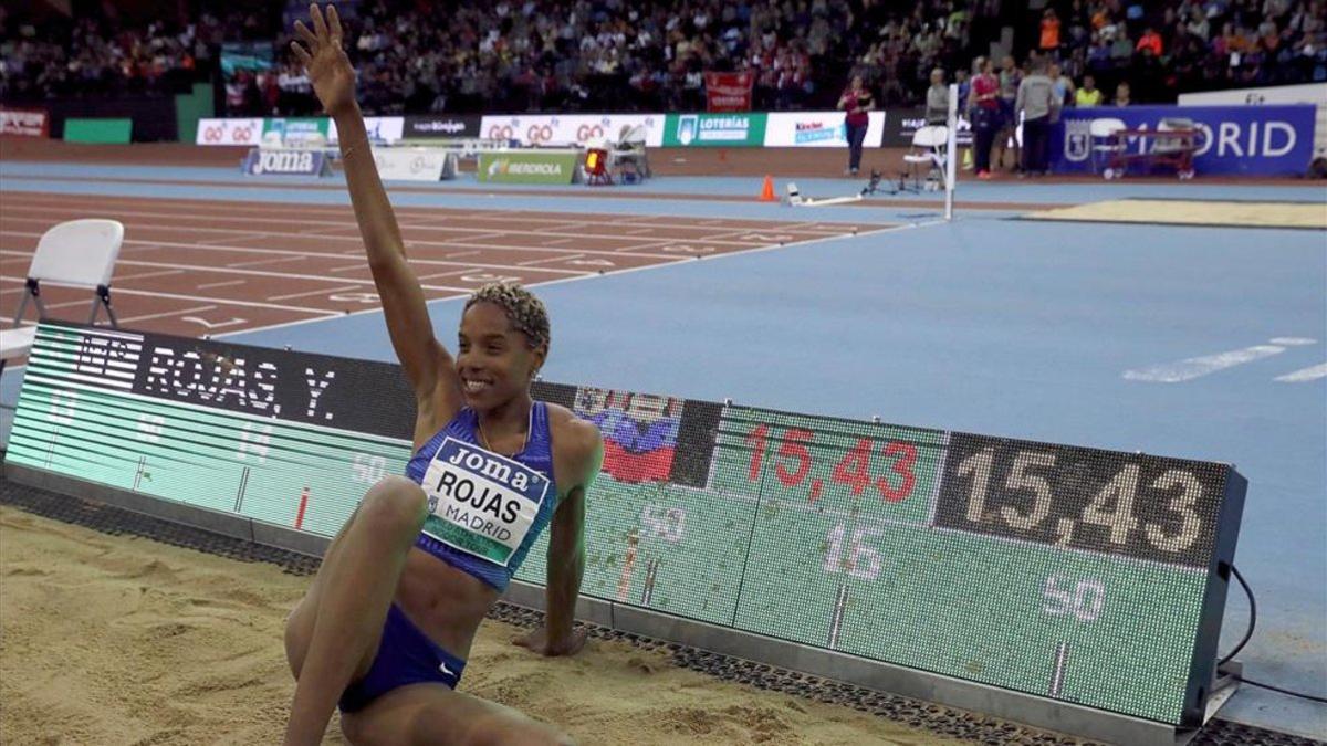 Yulimar Rojas junto a su récord récord del mundo de triple salto en pista cubierta