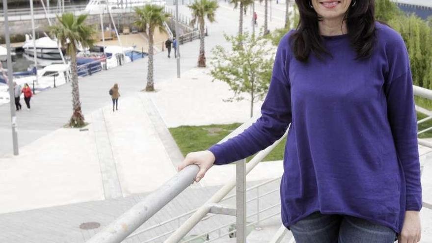 La portavoz nacionalista, Iolanda Veloso, ayer en la estación de ría de Vigo . // José Lores