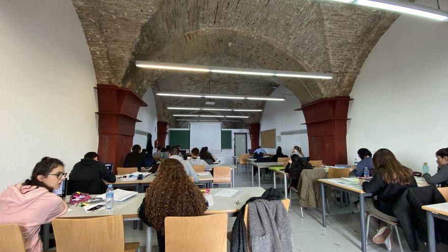 Alumnos estudiando en el aula de Antigones de la UPCT