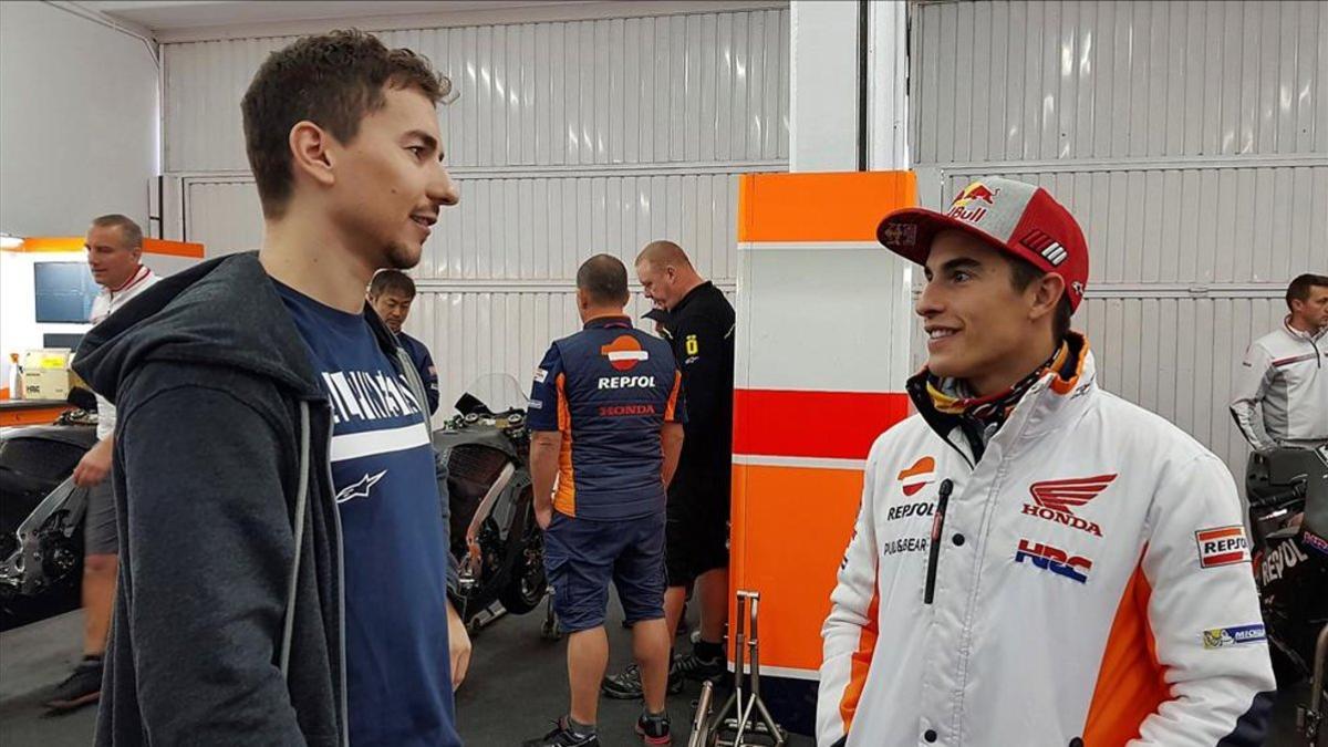 Lorenzo y Márquez, en el box del Repsol Honda