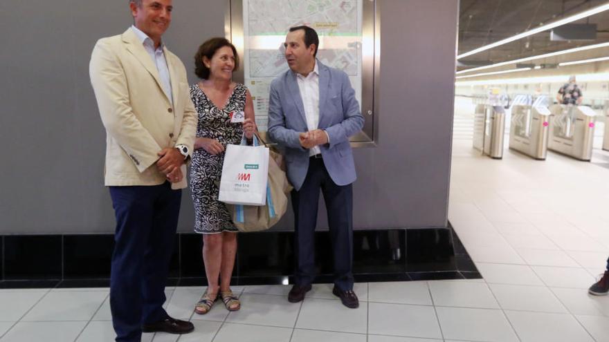 Ruiz Espejo y Fernández España junto a la viajera 10 millones en la parada de El Perchel.