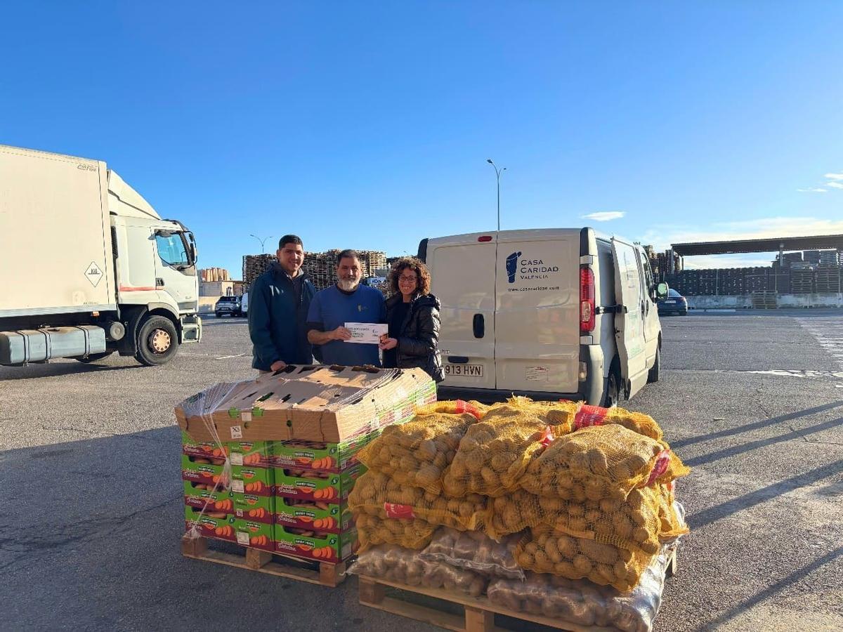 Mil kilos de patatas y batatas para Casa Caridad de parte de Patatas Lázaro
