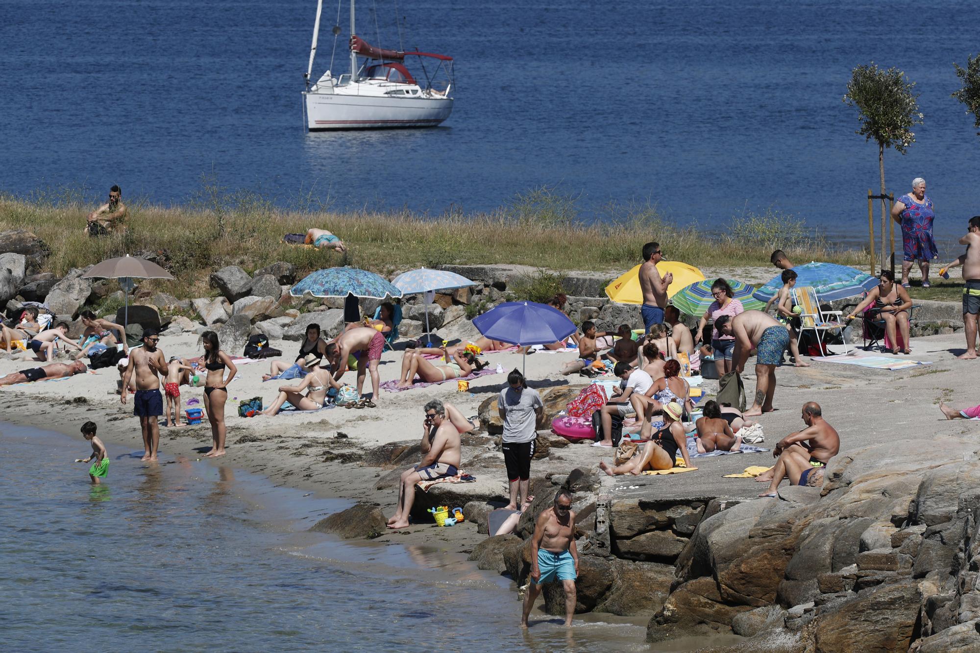 Plaga de sombrillas en Samil, con los termómetros superando los 35 grados