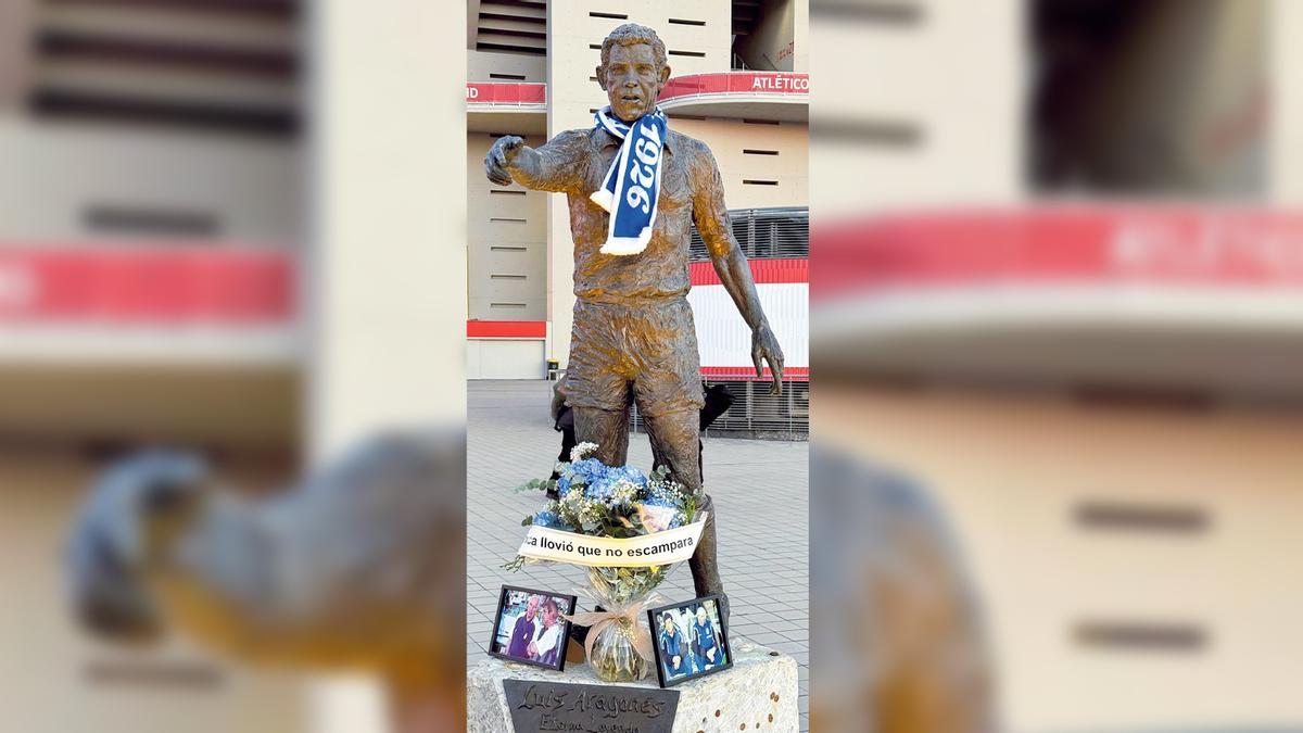 La estatua de Luis, con detalles oviedistas, en el Metropolitano.