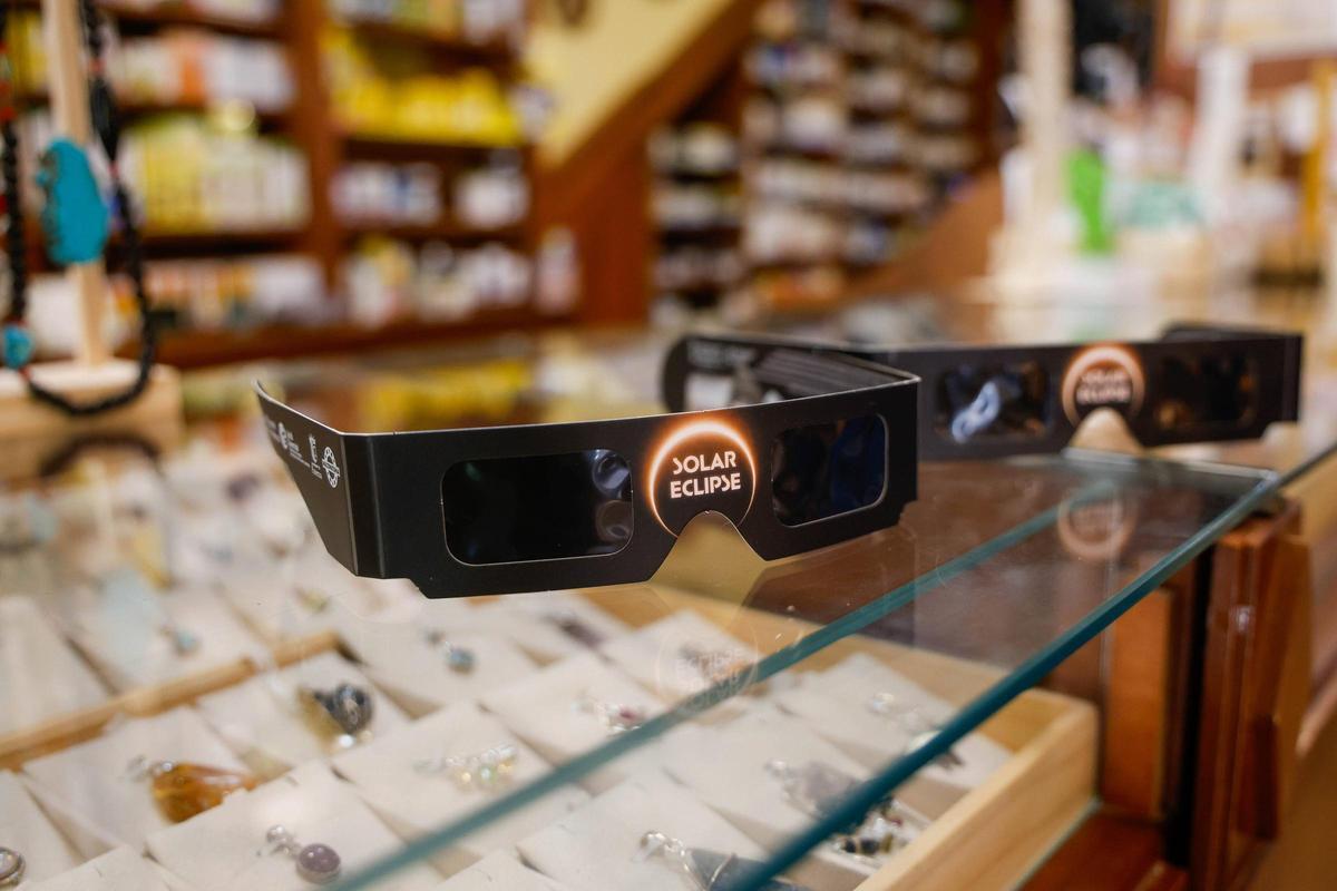 Gafas de observación para el eclipse solar en un comercio de Paterna.
